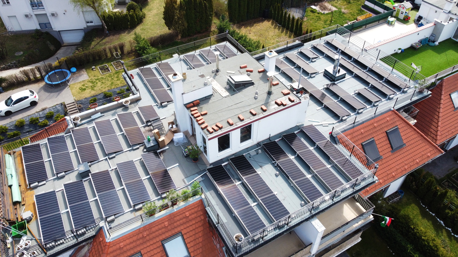 29,5 kWp hibrid napelemrendszer egy budakeszi társasház számára 29,5 kWp hibrid napelemrendszer egy budakeszi társasház számára
