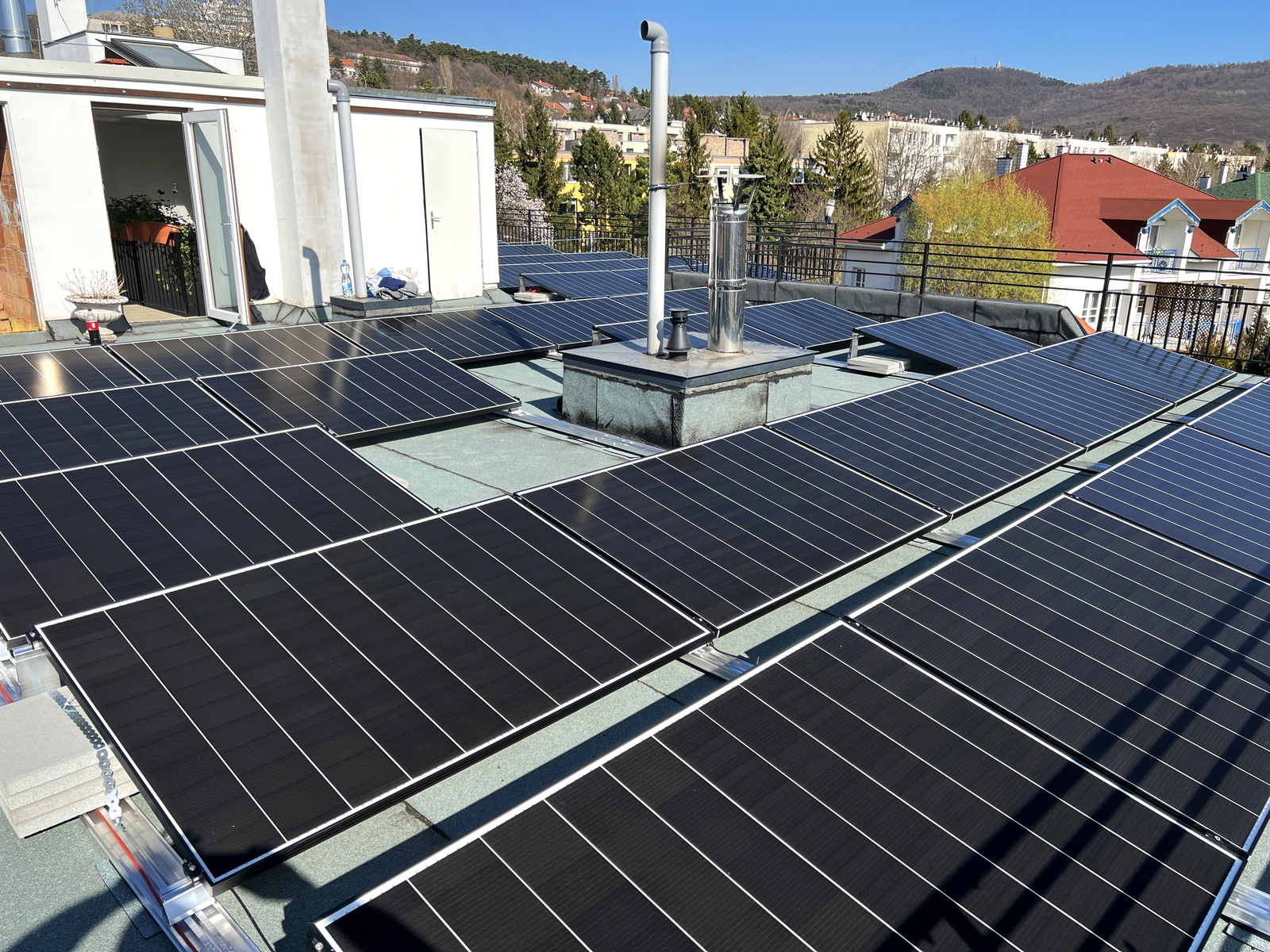 29,5 kWp hibrid napelemrendszer egy budakeszi társasház számára-külső látkép 29,5 kWp hibrid napelemrendszer egy budakeszi társasház számára-külső látkép